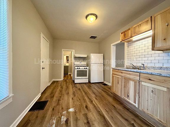 3rd image of 1011 Quarry Ave NW