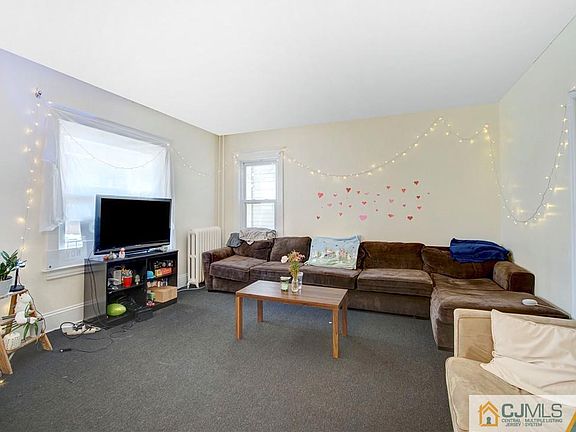 2nd image of 25 Courtland St