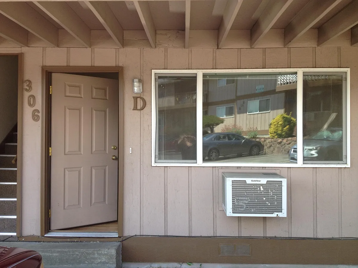306D entry - 306 N 34th St #306D