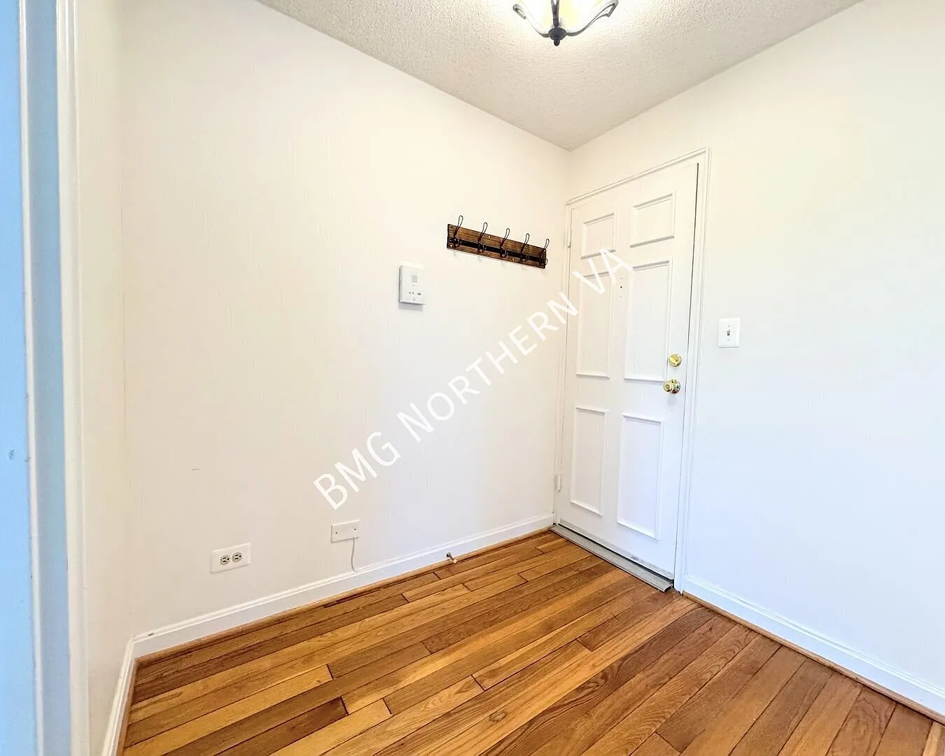 Charming Top Floor 1 BR 1 BA Garden Style Condo In Much Sought After Arlington Oaks — Photo 3