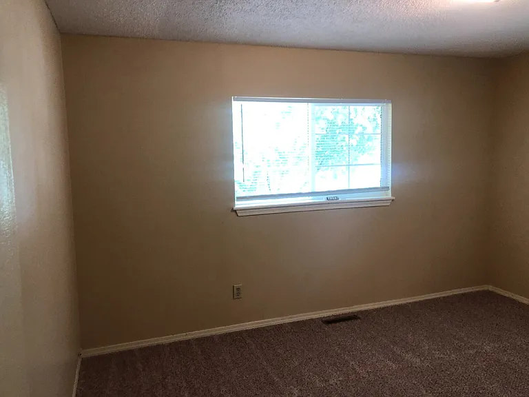 902 Evergreen St — Photo 6
