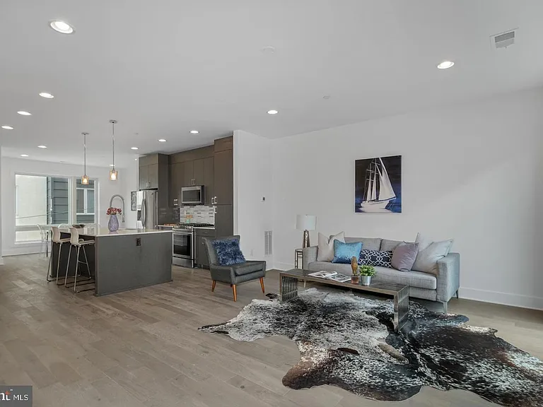 1425 S Hancock St — Photo 3