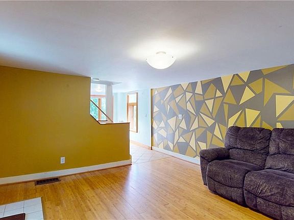 4th image of 623 Elmira Rd