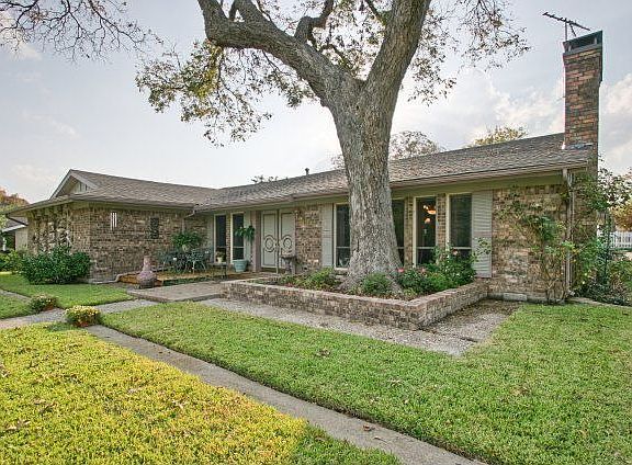 2nd image of 305 Point Royal Dr