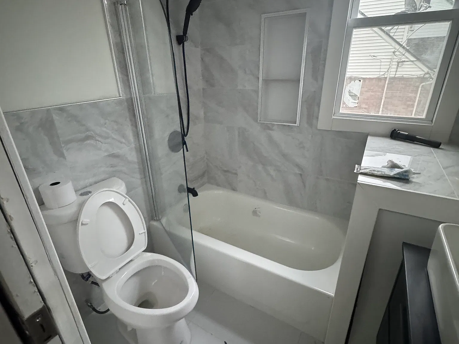 124 Albion Ave — Photo 3