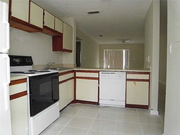 4th image of 8000 SW 21st Ct