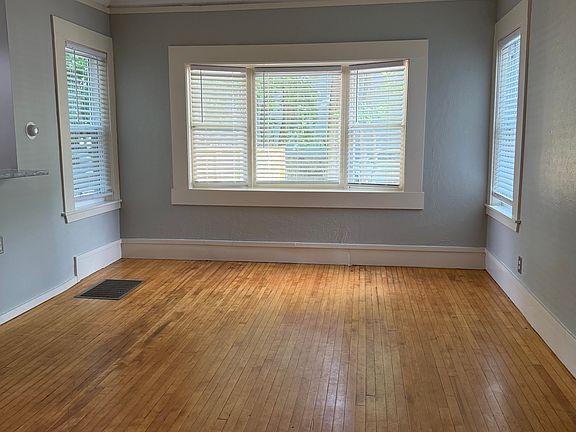 4th image of 72 Charlotte St #1