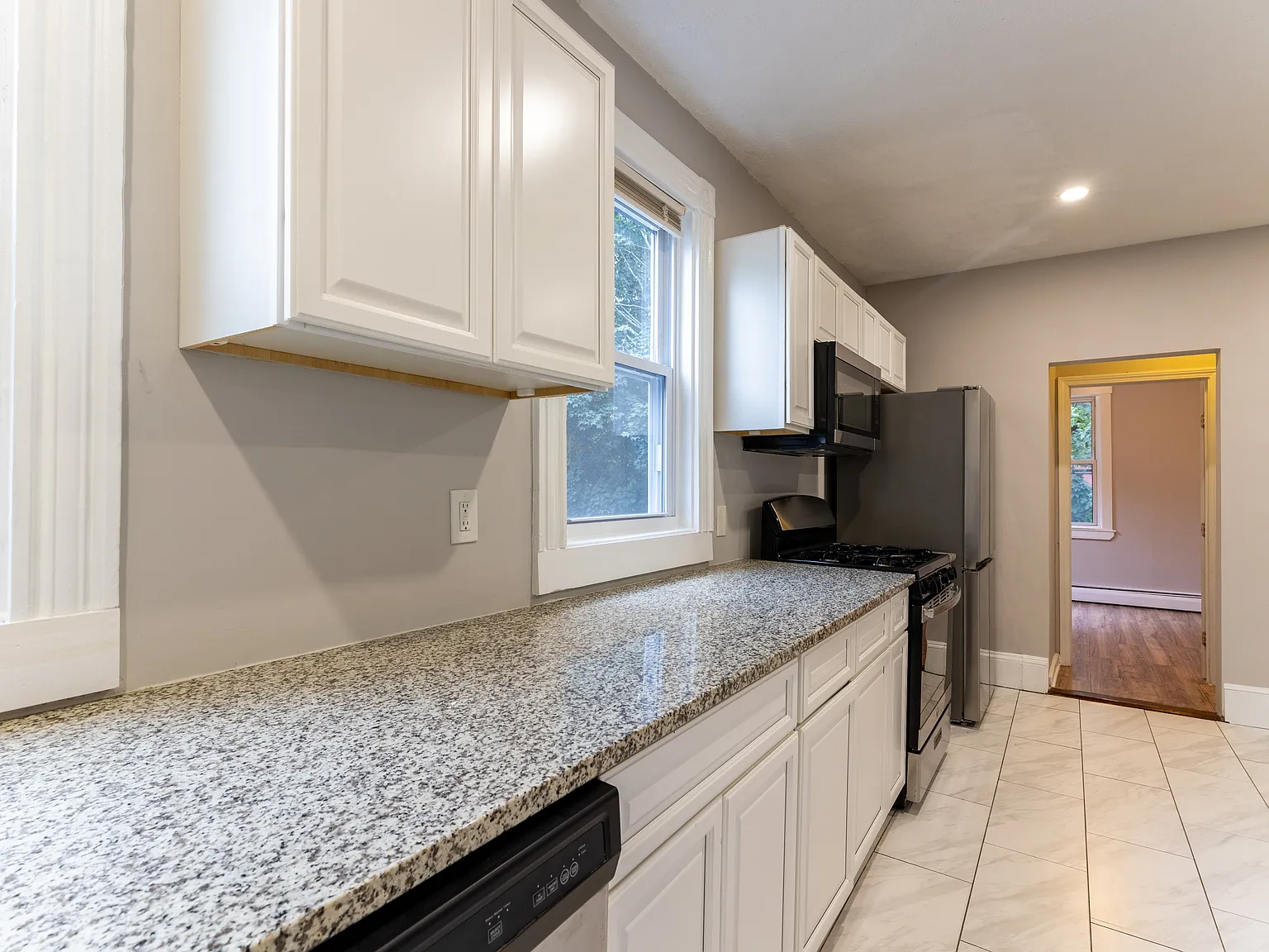 3 bed, 1400 sqft, $3,200 — Photo 4