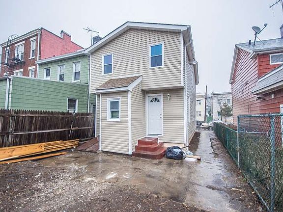 3rd image of 9518 92nd St