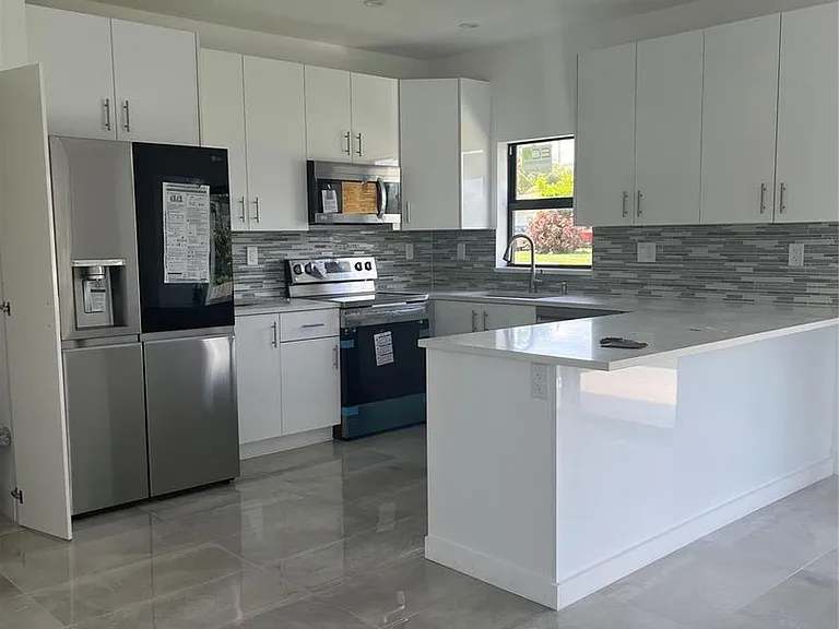 2877 SE 1st Ct — Photo 1