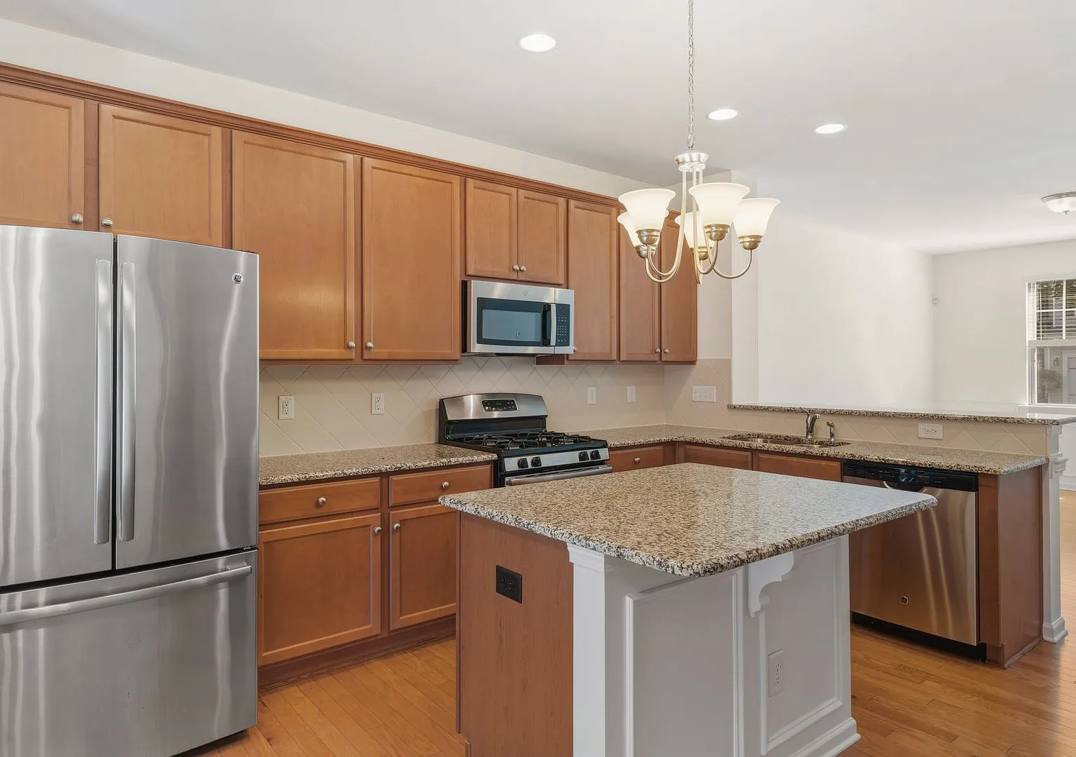 Spacious 5-bedroom home with a large backyard and two-car garage — Photo 4