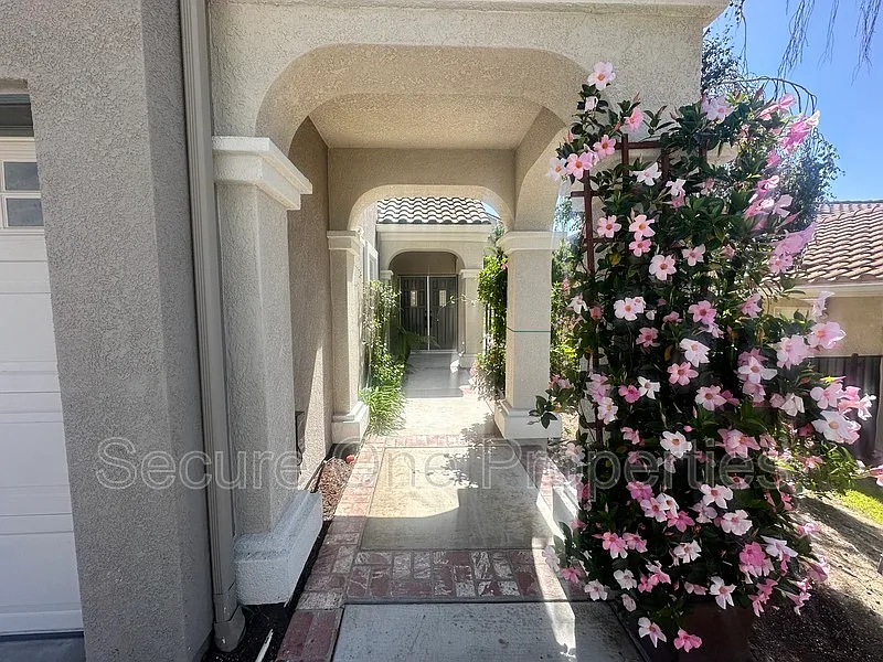 3 bed, 2.5 bath, 1986 sqft, $4,700 — Photo 3