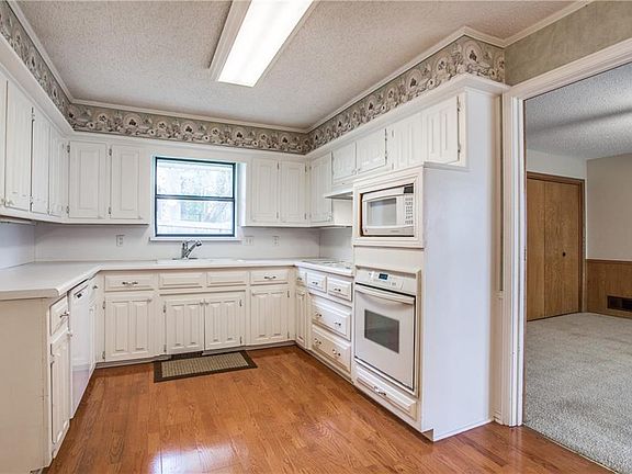 5th image of 303 Becky Ln