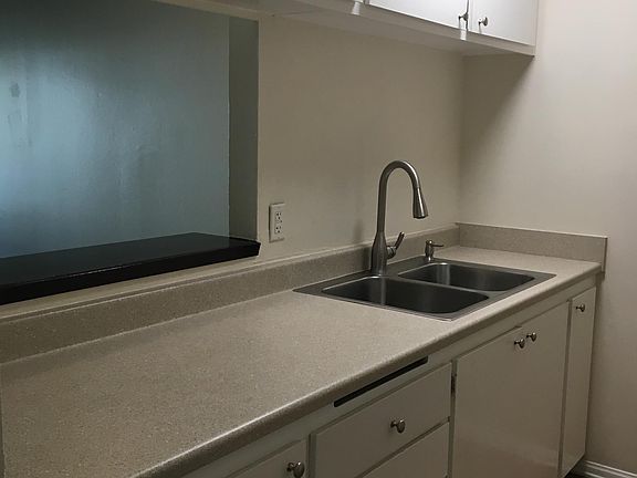 3rd image of 98 Aliso Ln