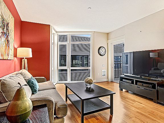 4th image of 699 John St Unit 605