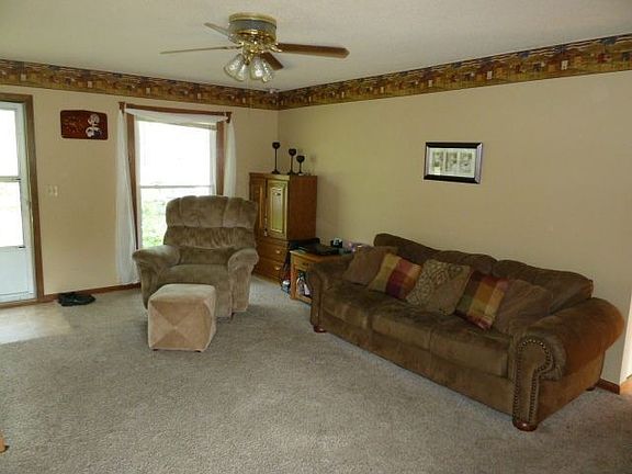 2nd image of 904 Imperial Dr