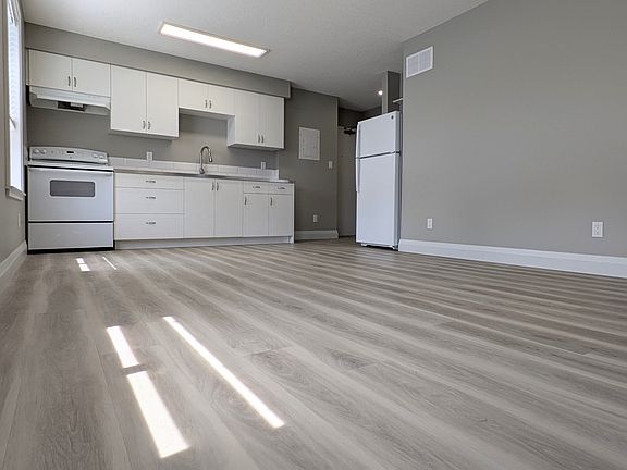 5th image of 135 Wellington St N #1563684