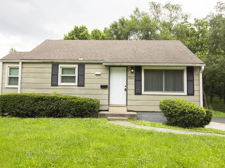 9107 Charlotte St — Photo 3
