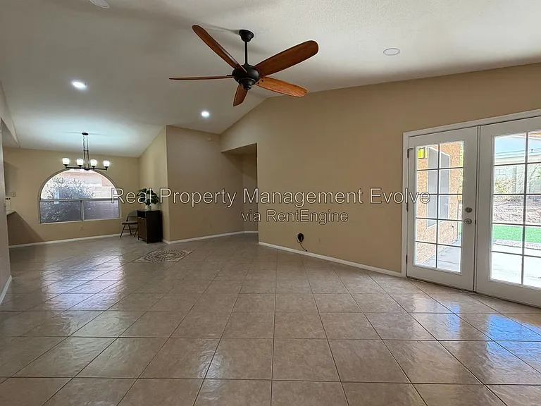 7568 W Kerry Ln — Photo 3