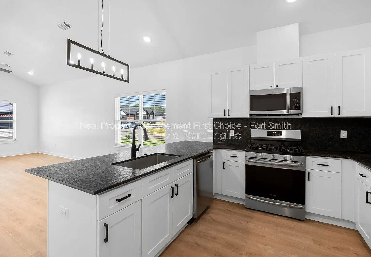 3 bed, 2.0 bath, 1470 sqft, $1,600 — Photo 1
