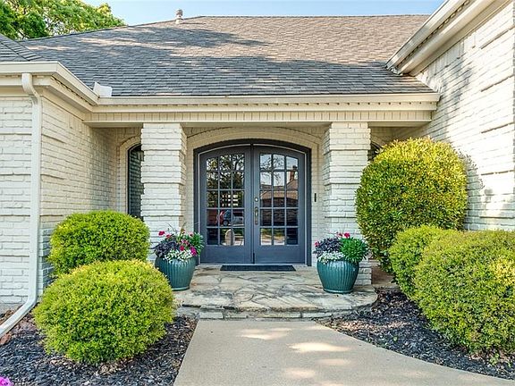 3rd image of 1304 Plantation Dr S