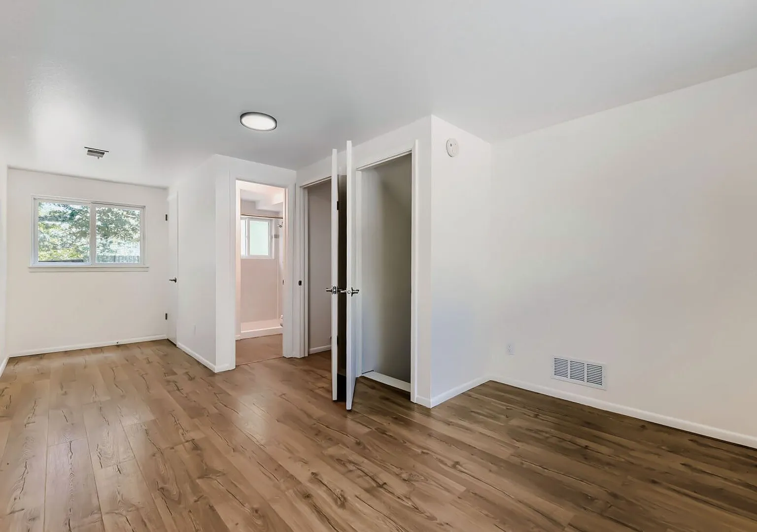 Beautiful 3-Bedroom Home with Large Backyard & Mountain Views — Photo 4