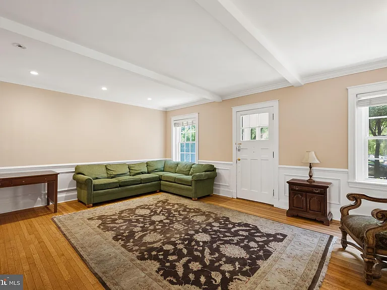 214 E University Pkwy — Photo 6