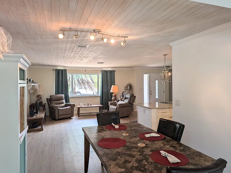 230 Robert Ct — Photo 9