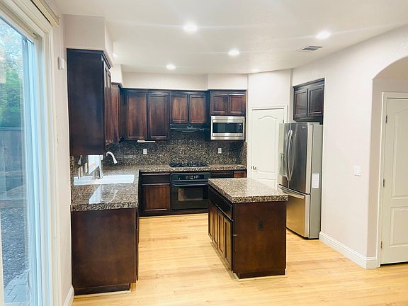 5th image of 2238 S Donovan Way