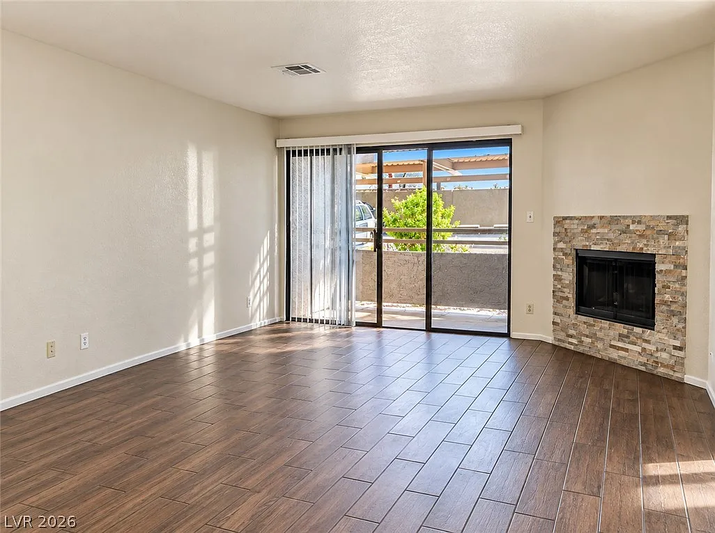 2 bed, 1.0 bath, 949 sqft, $1,275 — Photo 3