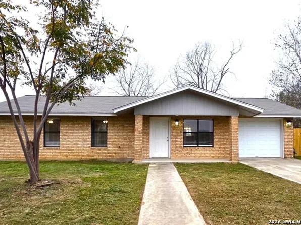 809 8th St, Floresville, TX 78114