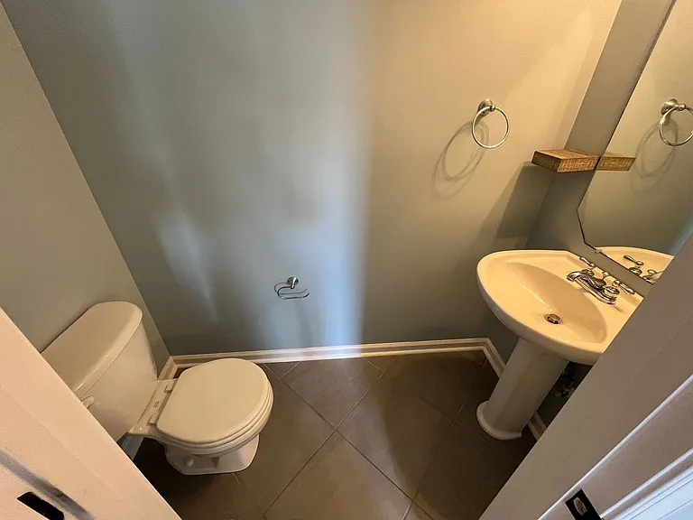696 Wyndhurst Dr — Photo 14