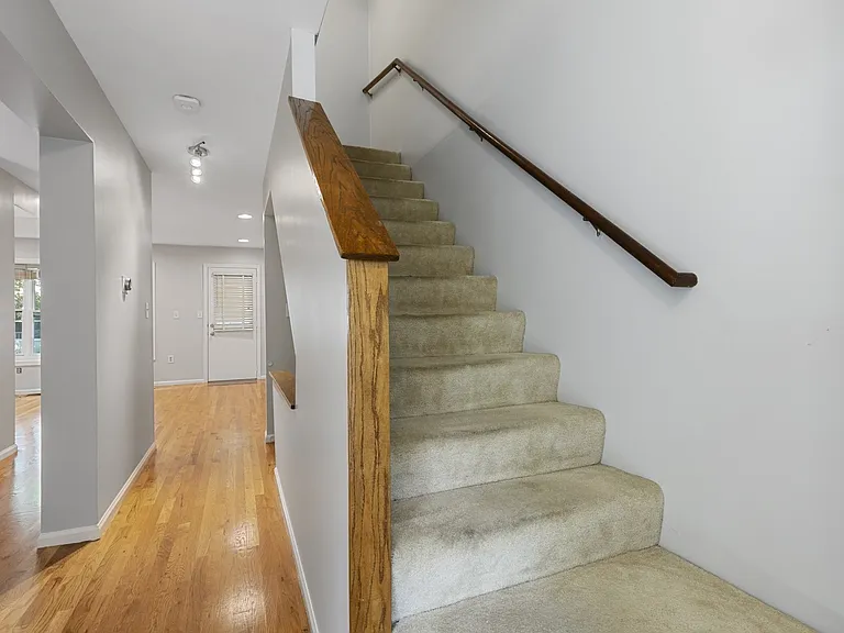 8 Locust Ln #4 — Photo 11