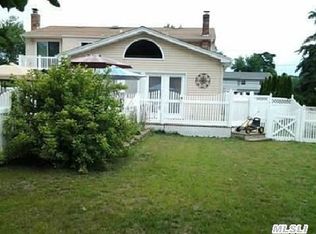 74 Stuyvesant Rd, Oakdale, NY 11769