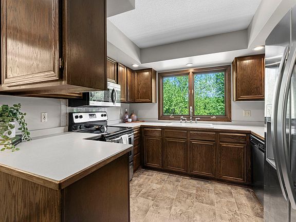 4th image of 3321 Brookview Dr