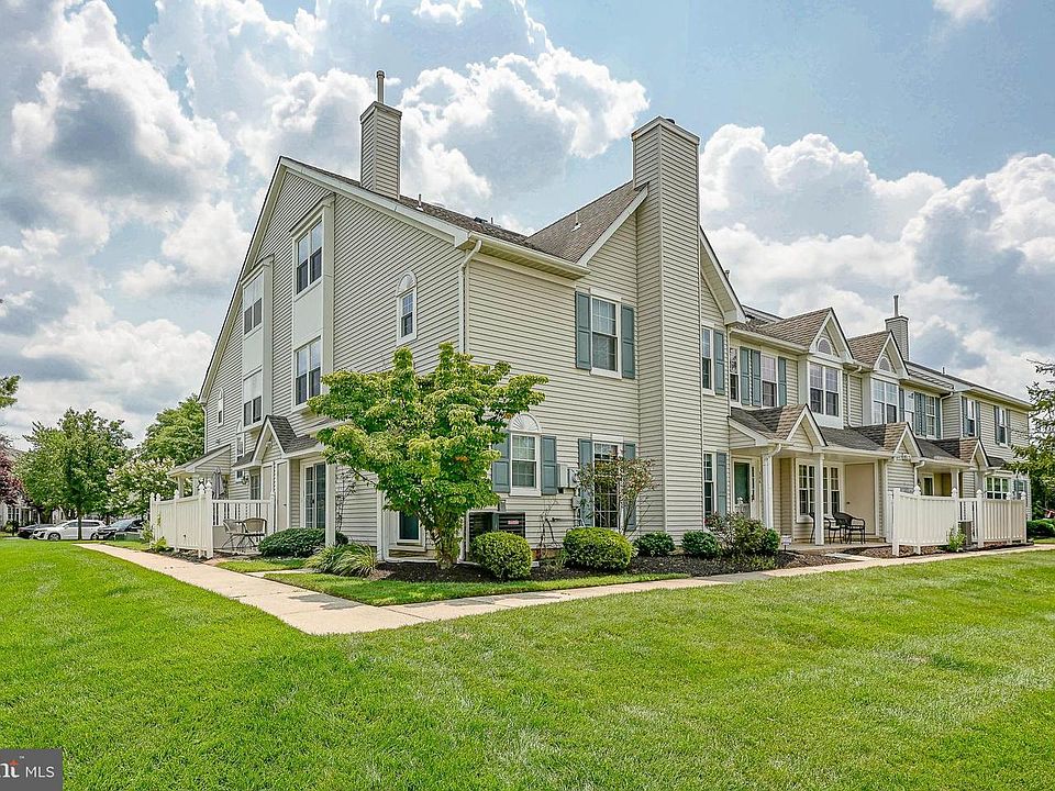1st image of 305 Oliphant Ln