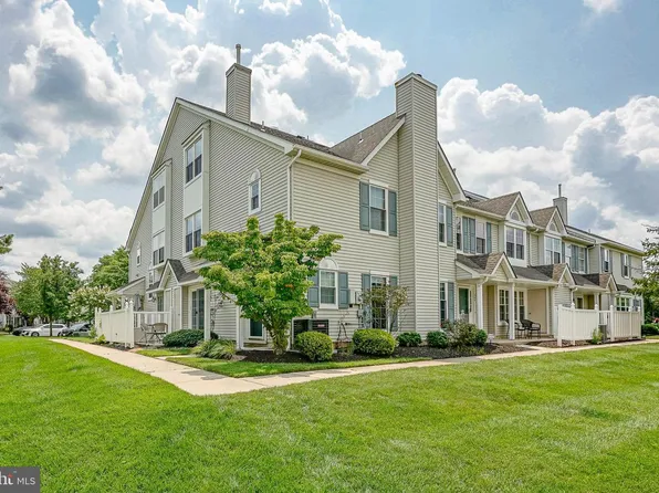 305 Oliphant Ln, Mount Laurel, NJ 08054