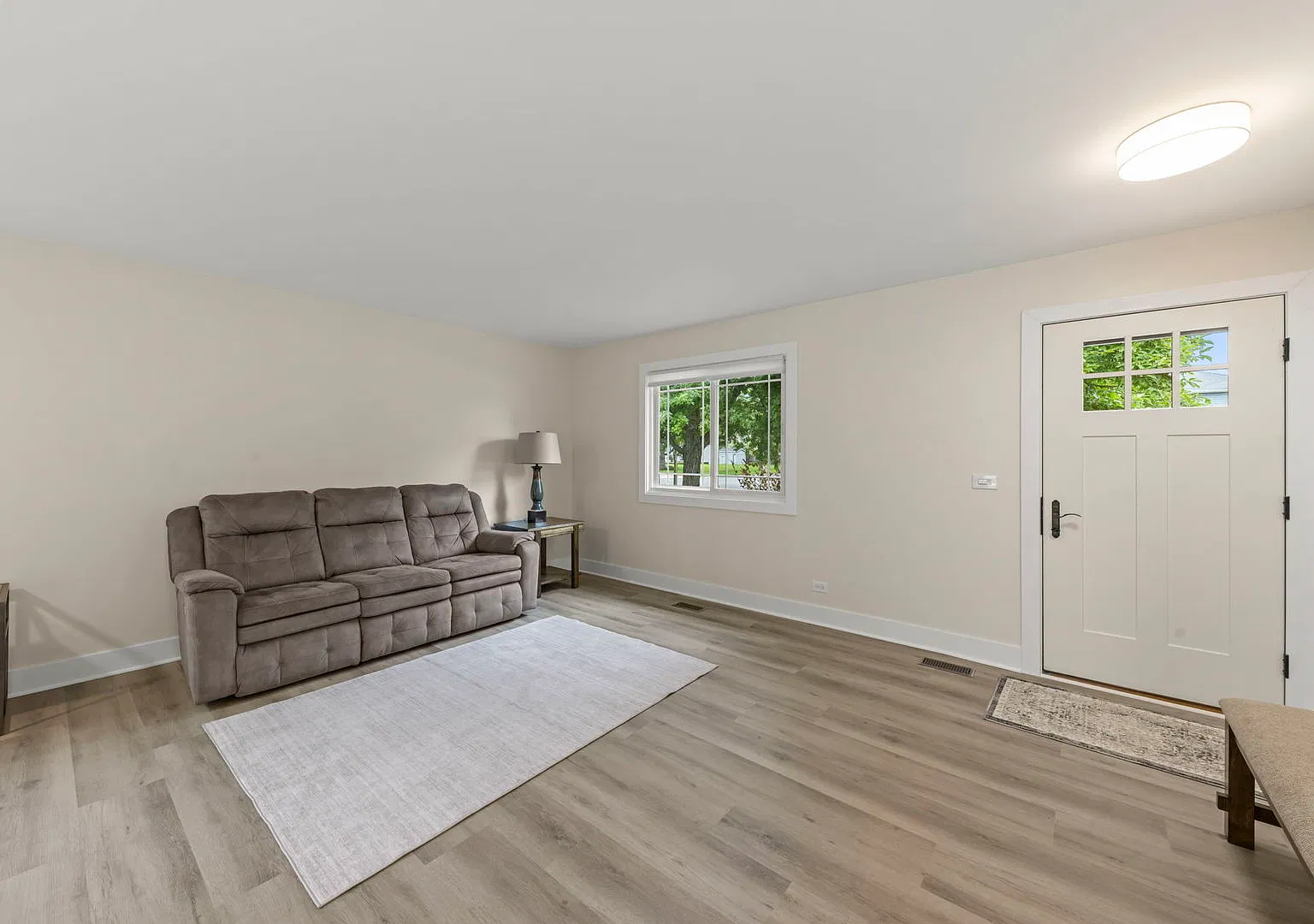 3 bed, 1387 sqft, $2,500 — Photo 2