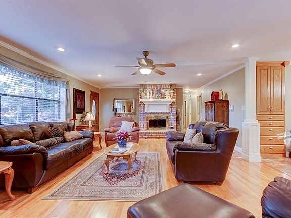 2nd image of 102 Thistledown Trl