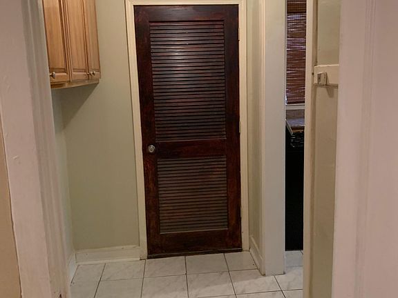 2nd image of 940 E 48th St Unit 2