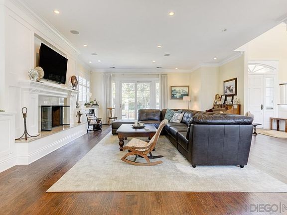 3rd image of 800 Country Club Ln
