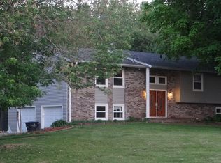 8201 Ridgewood Rd, Rock Island, IL 61201