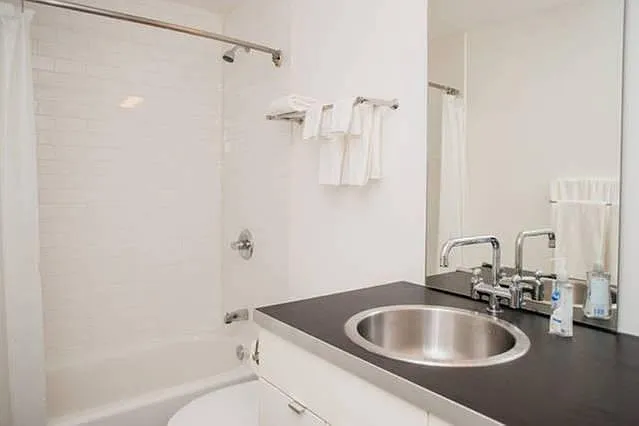 2404 Thorndyke Pl W #3 — Photo 3