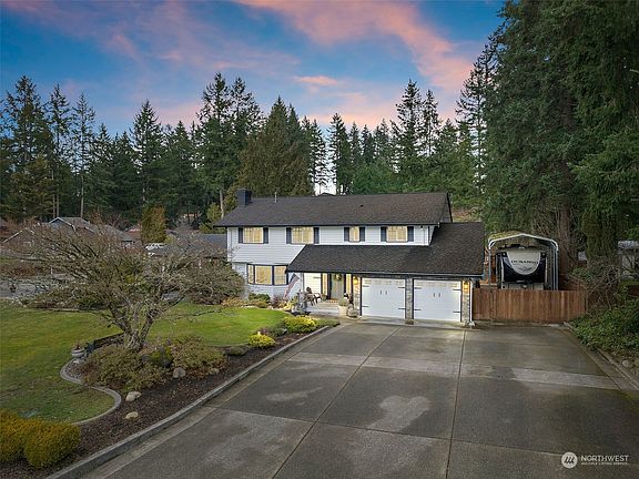  Look at the huge driveway that can fit up to 9 cars!>