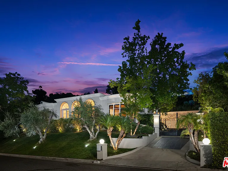 475 Martin Ln — Photo 11
