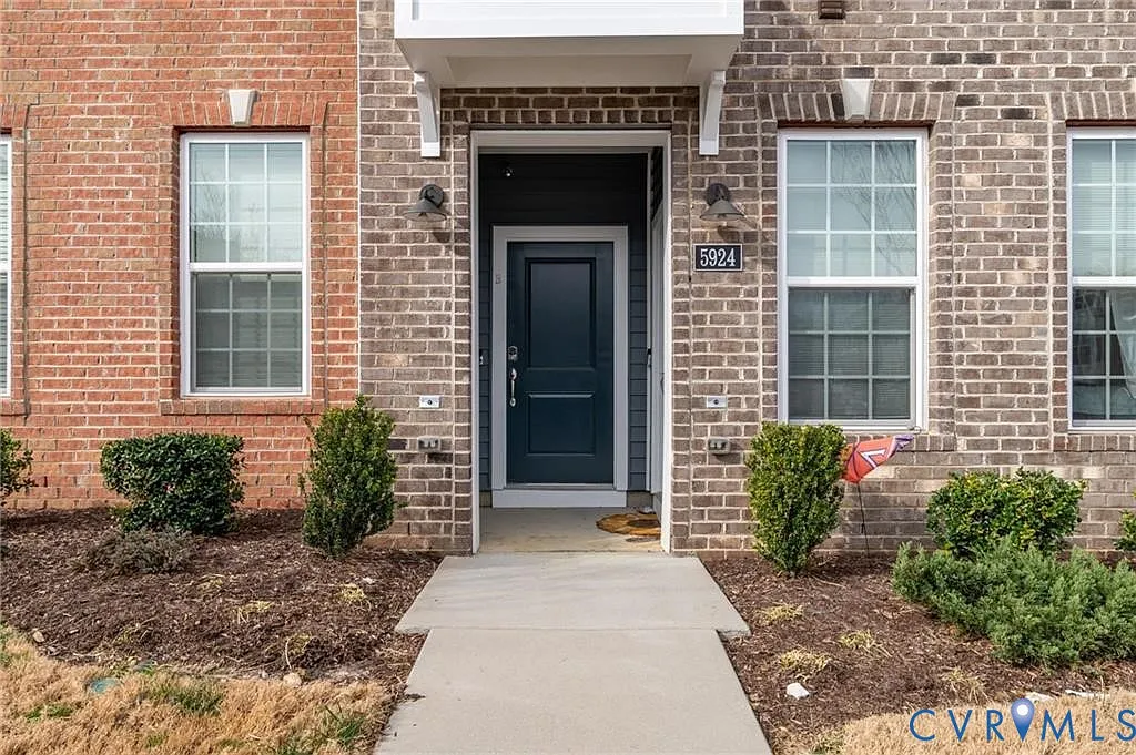 3 bed, 2.5 bath, 2452 sqft, $2,500 — Photo 2