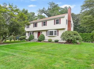 40 Robinwood Rd, Trumbull, CT 06611