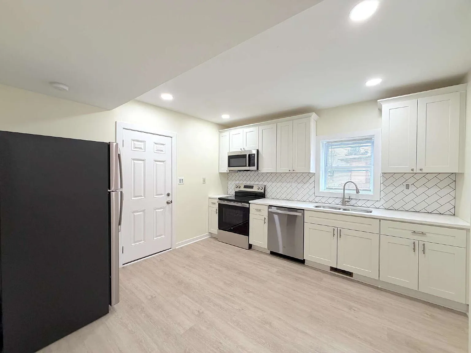 2 bed, 1.0 bath, 600 sqft, $1,285 — Photo 3