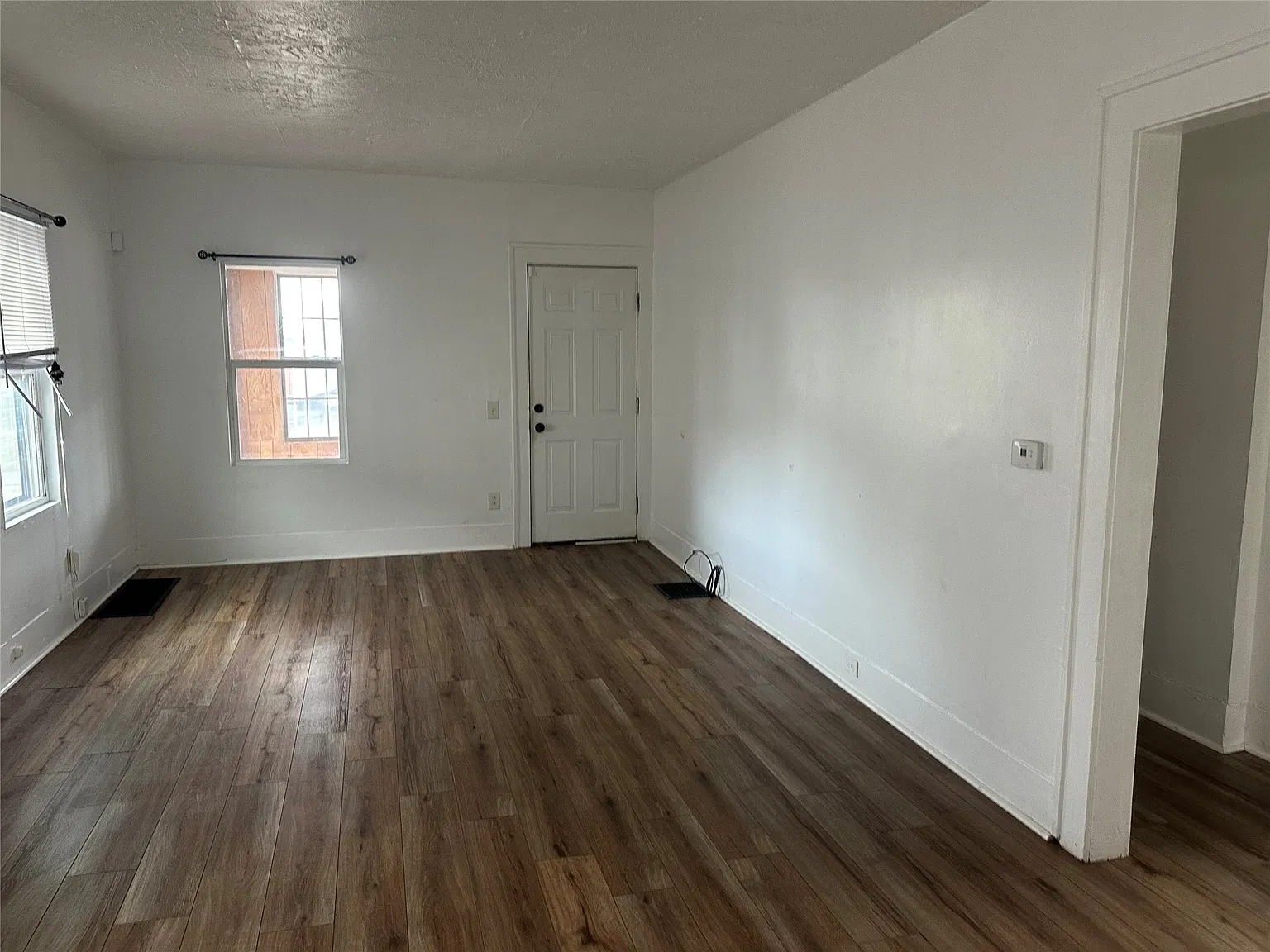 3 bed, 1.0 bath, 792 sqft, $925 — Photo 2