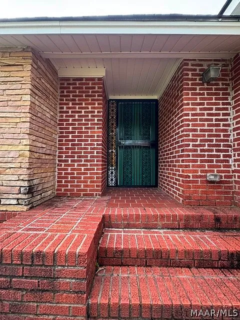3 bed, 2.0 bath, 1884 sqft, $1,700 — Photo 2